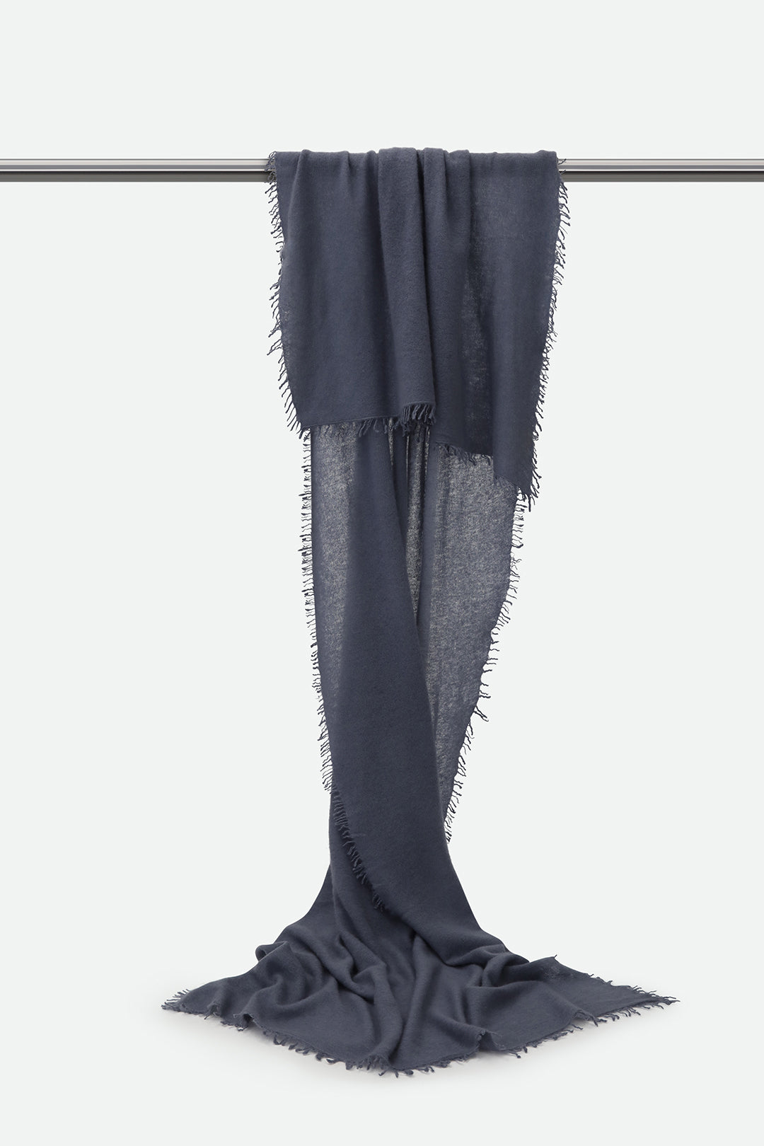 ÉLAN SCARF IN CASHMERE SLATE GREY