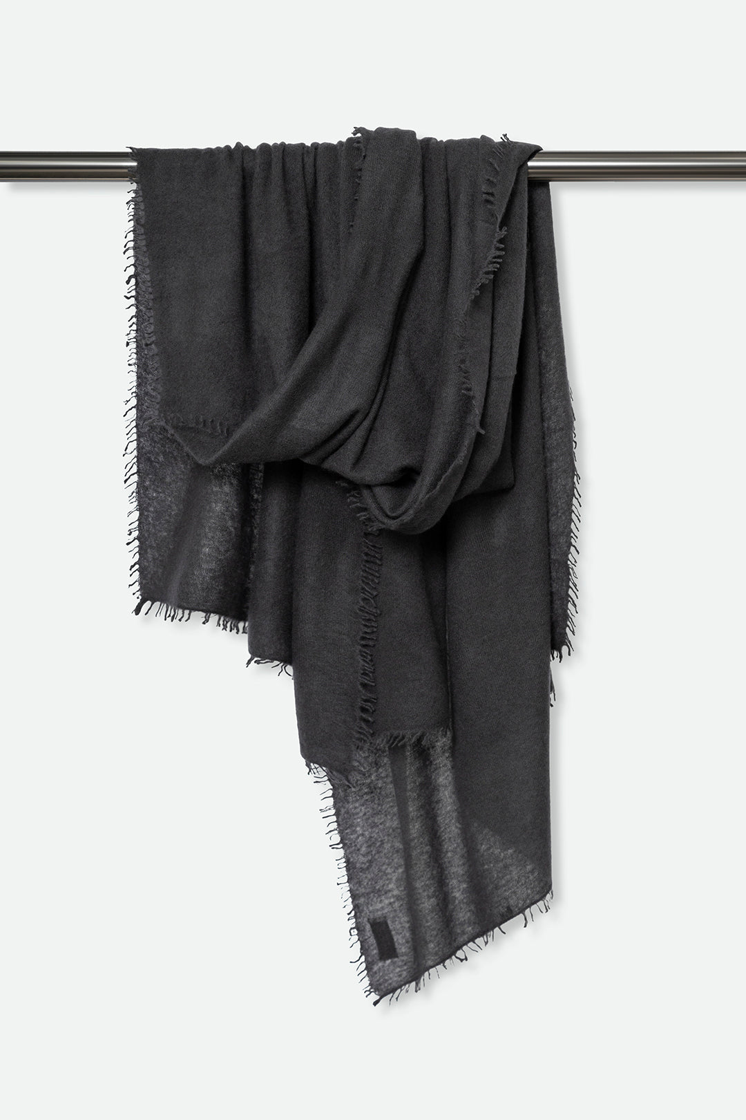 ÉLAN SCARF IN CASHMERE CHARCOAL GREY