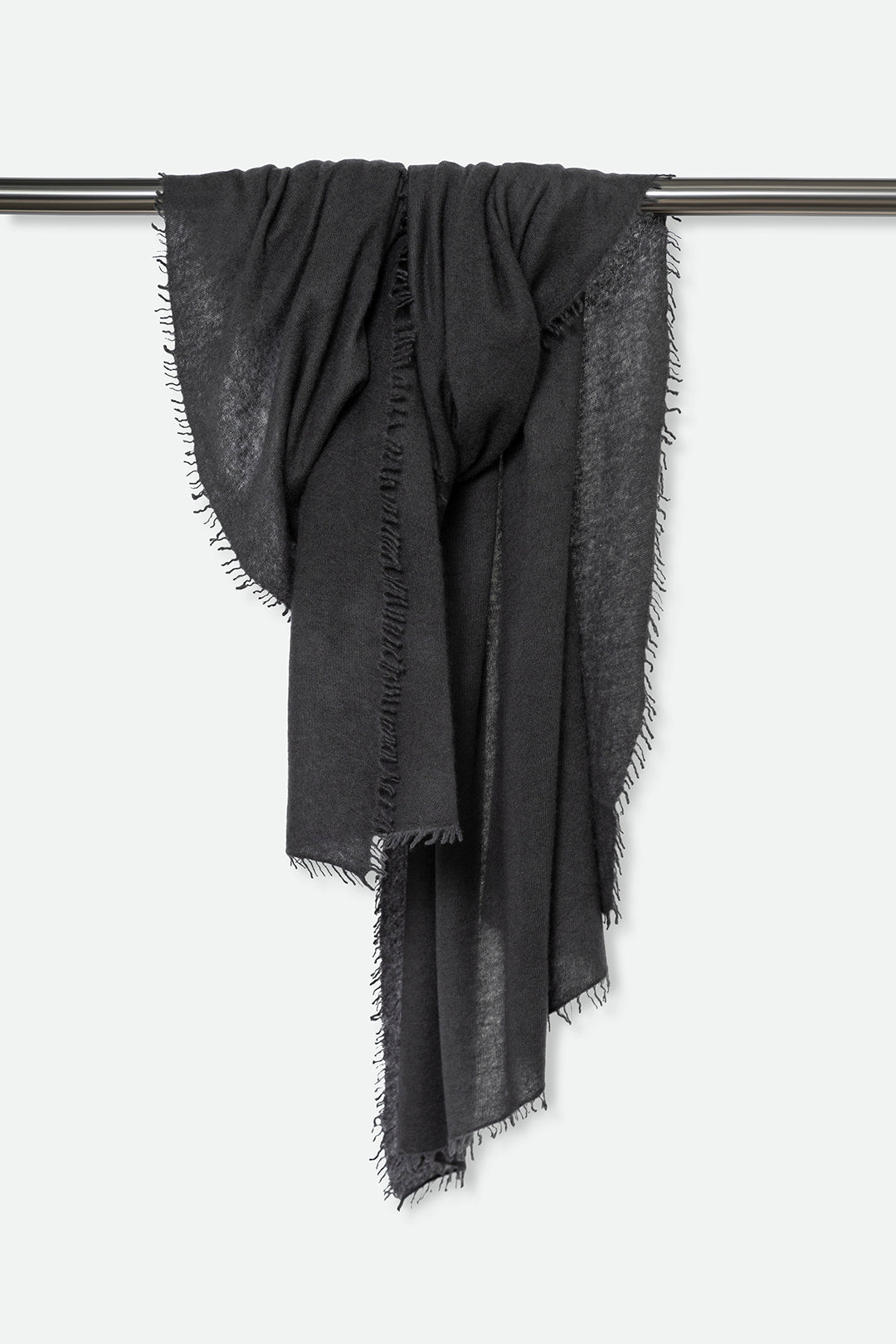ÉLAN SCARF IN CASHMERE CHARCOAL GREY