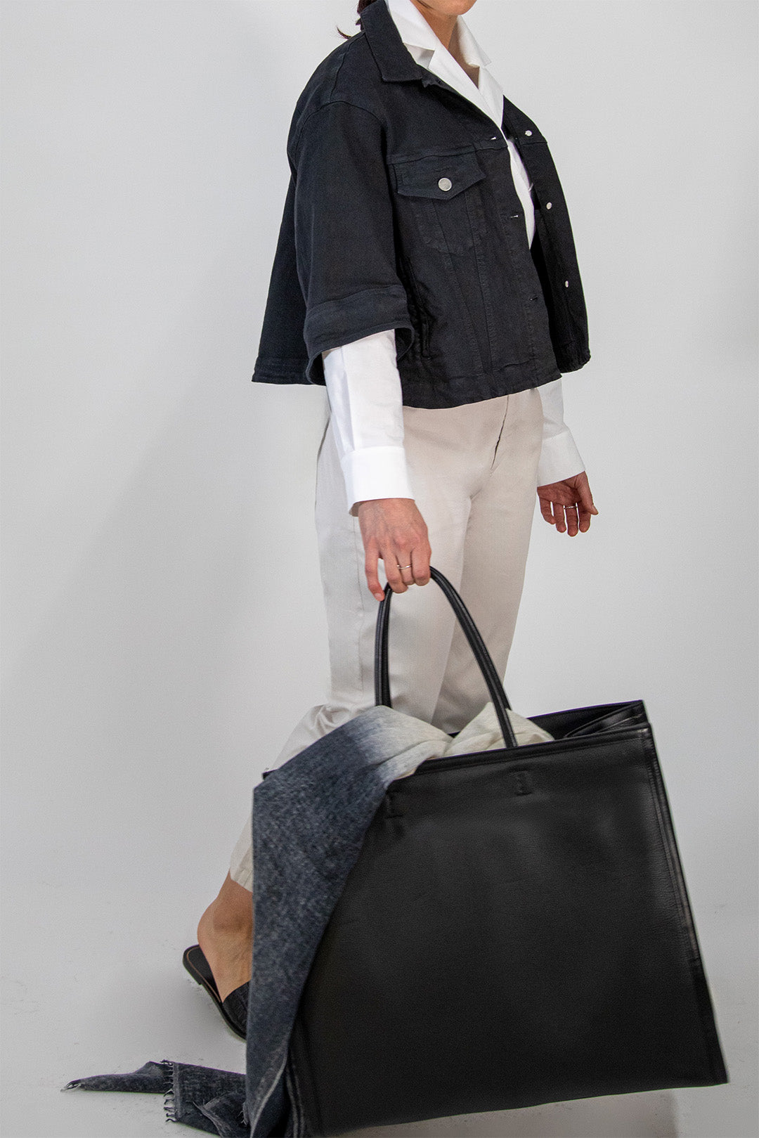 BETTONA 19" IN ITALIAN LEATHER BLACK