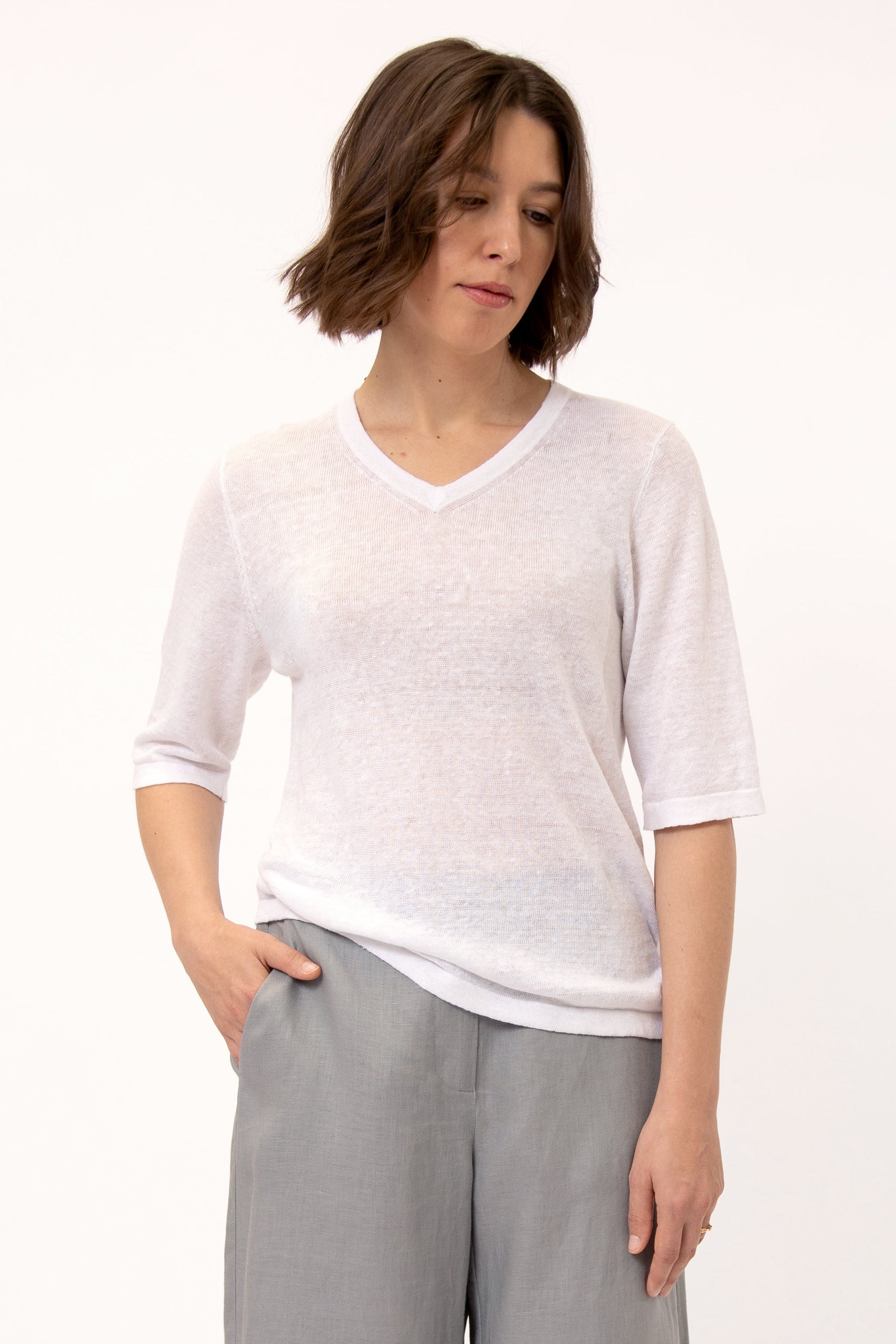 VERO V-NECK IN FINE GAUGE ITALIAN LINEN KNIT