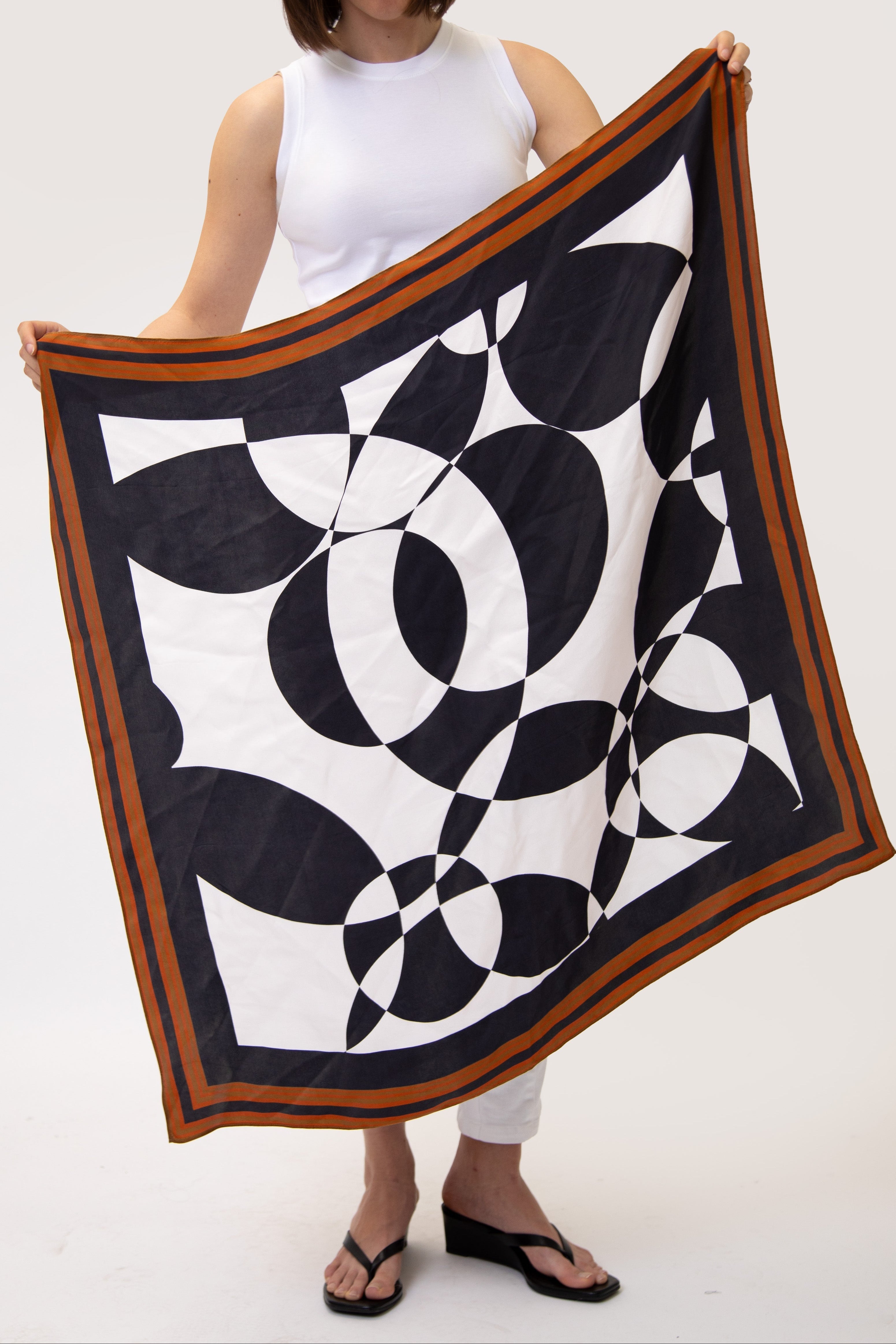 SILK TWILL SQUARE SCARF IN BORDERED MOSAIC - Jarbo