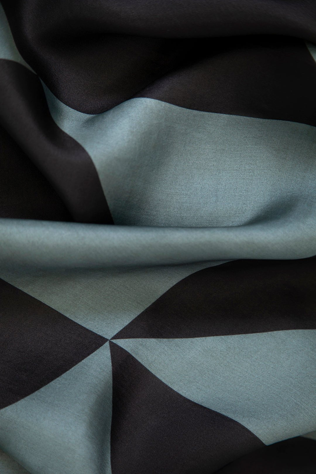 SILK TWILL SQUARE SCARF IN GEOMETRIC BLOCK - Jarbo