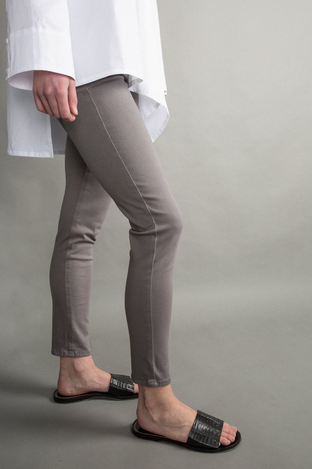 FIVE POCKET ANKLE LEGGING IN ITALIAN SUPER STRETCH DENIM DOVE GREY