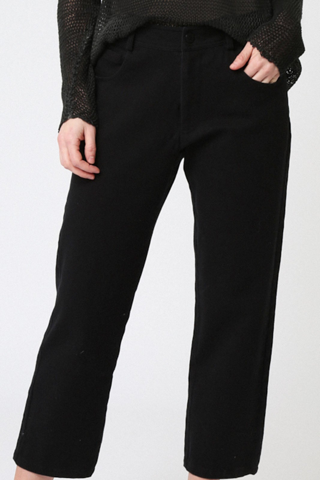 CROP-CUT BOYFRIEND-FIT FIVE POCKET PANT IN STRETCH TWILL DENIM BLACK