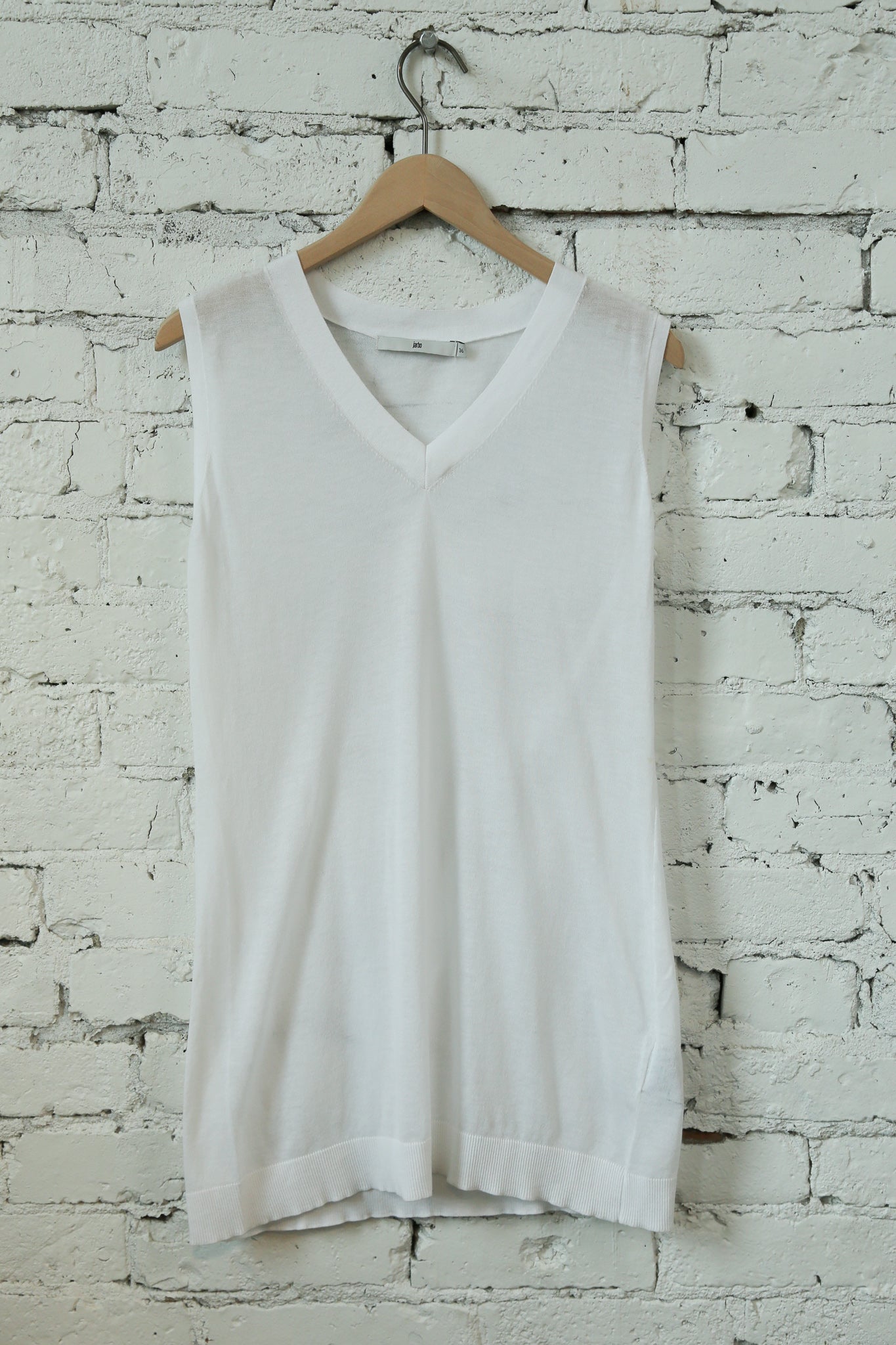 V NECK SLEEVELESS TOP IN FINE GAUGE COTTON