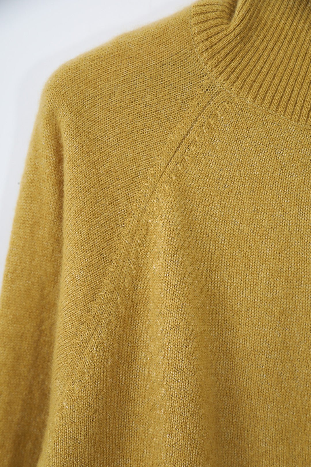 ISLAY TURTLENECK SWEATER IN ITALIAN SPUN CASHMERE SILK - Jarbo