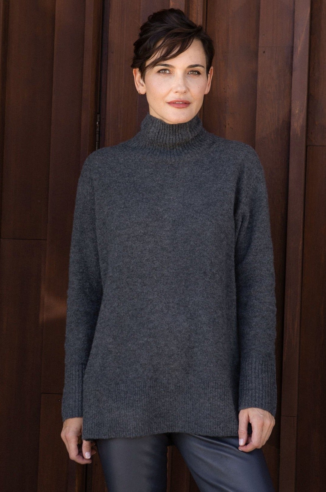 OLYMPIA OVERSIZED TURTLENECK IN CASHMERE CHARCOAL - Jarbo