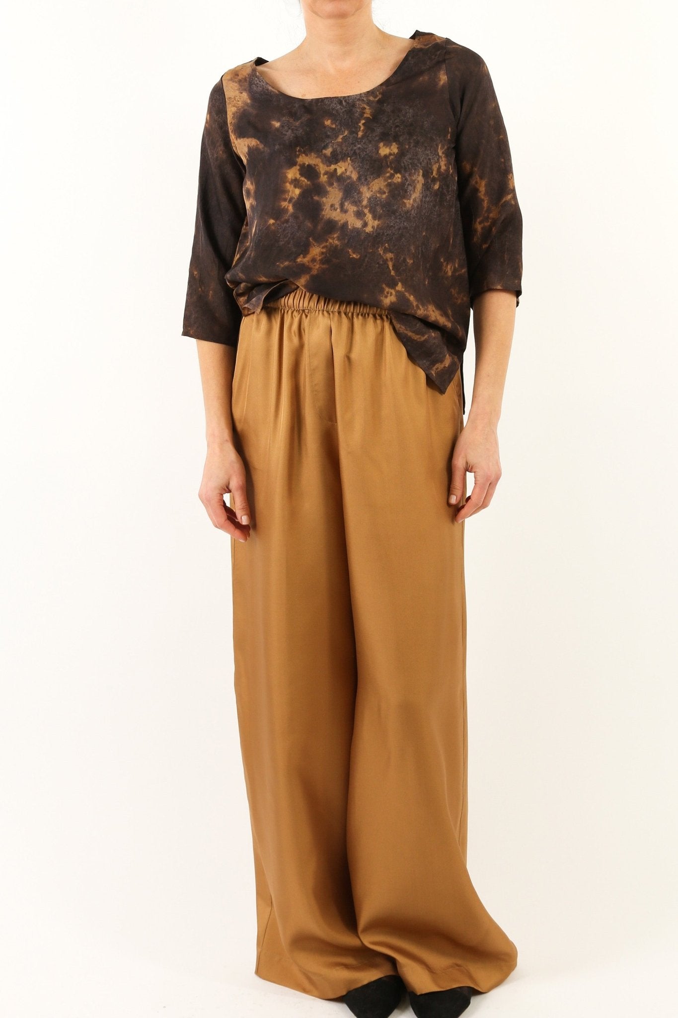 SANCIA BOATNECK 3/4 SLEEVE TOP IN SILK TWILL HYENA MIX - Jarbo