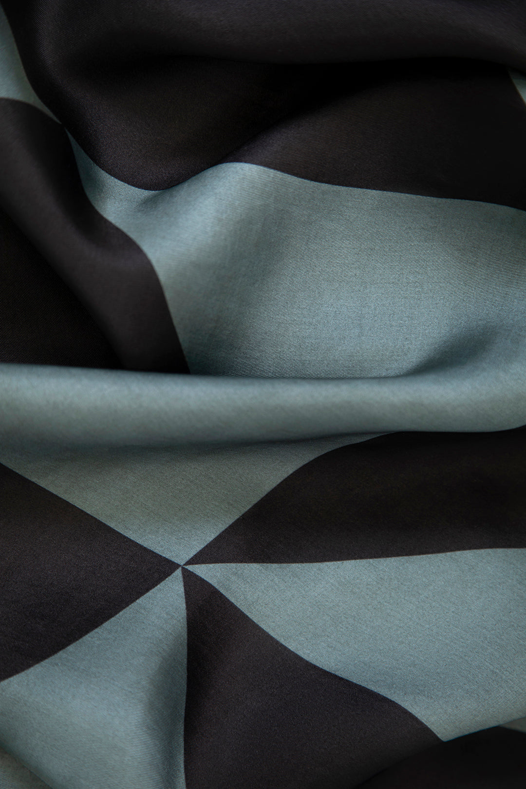 SILK TWILL SQUARE SCARF IN GEOMETRIC BLOCK