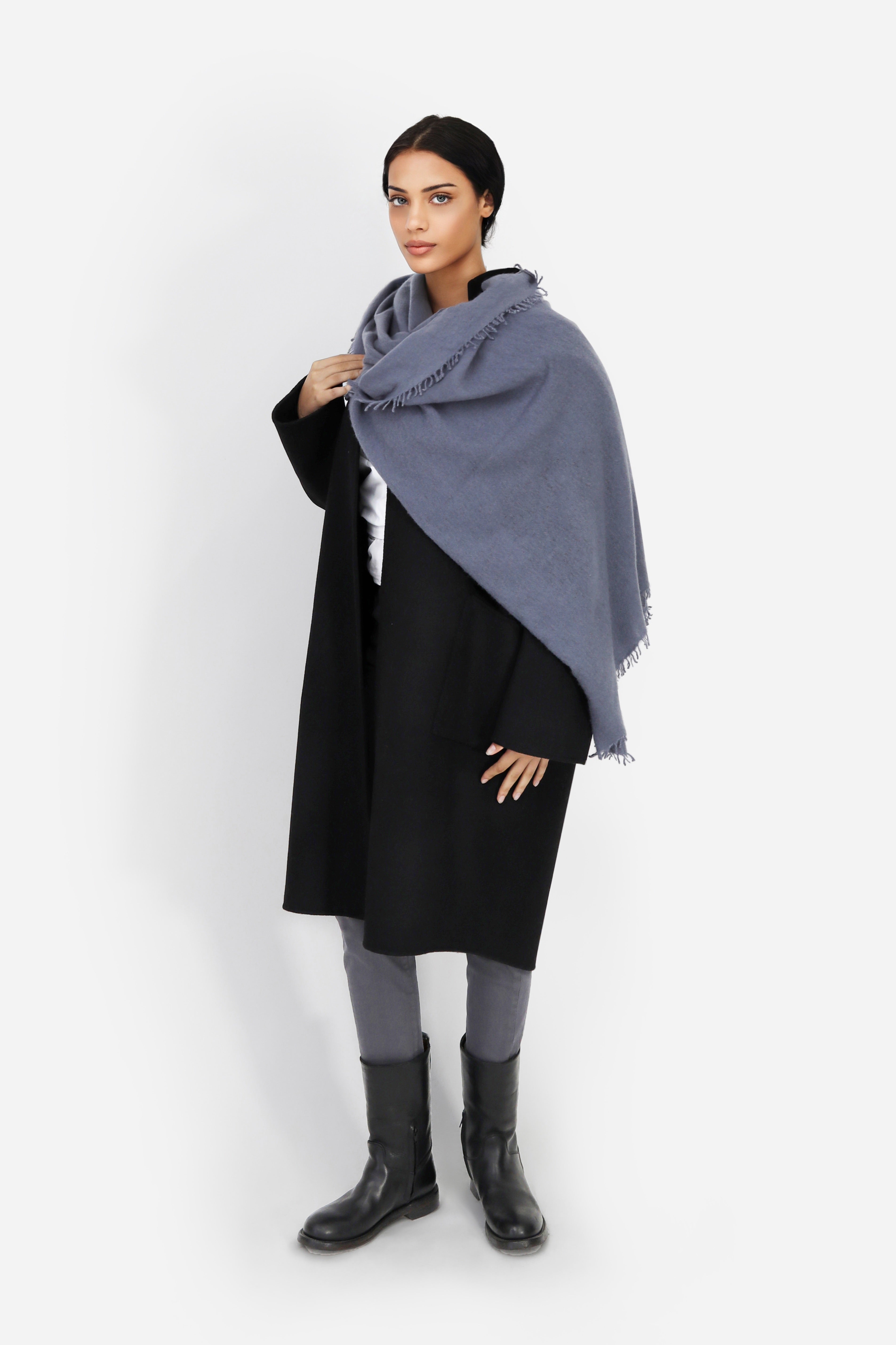 ÉLAN SCARF IN CASHMERE SLATE GREY