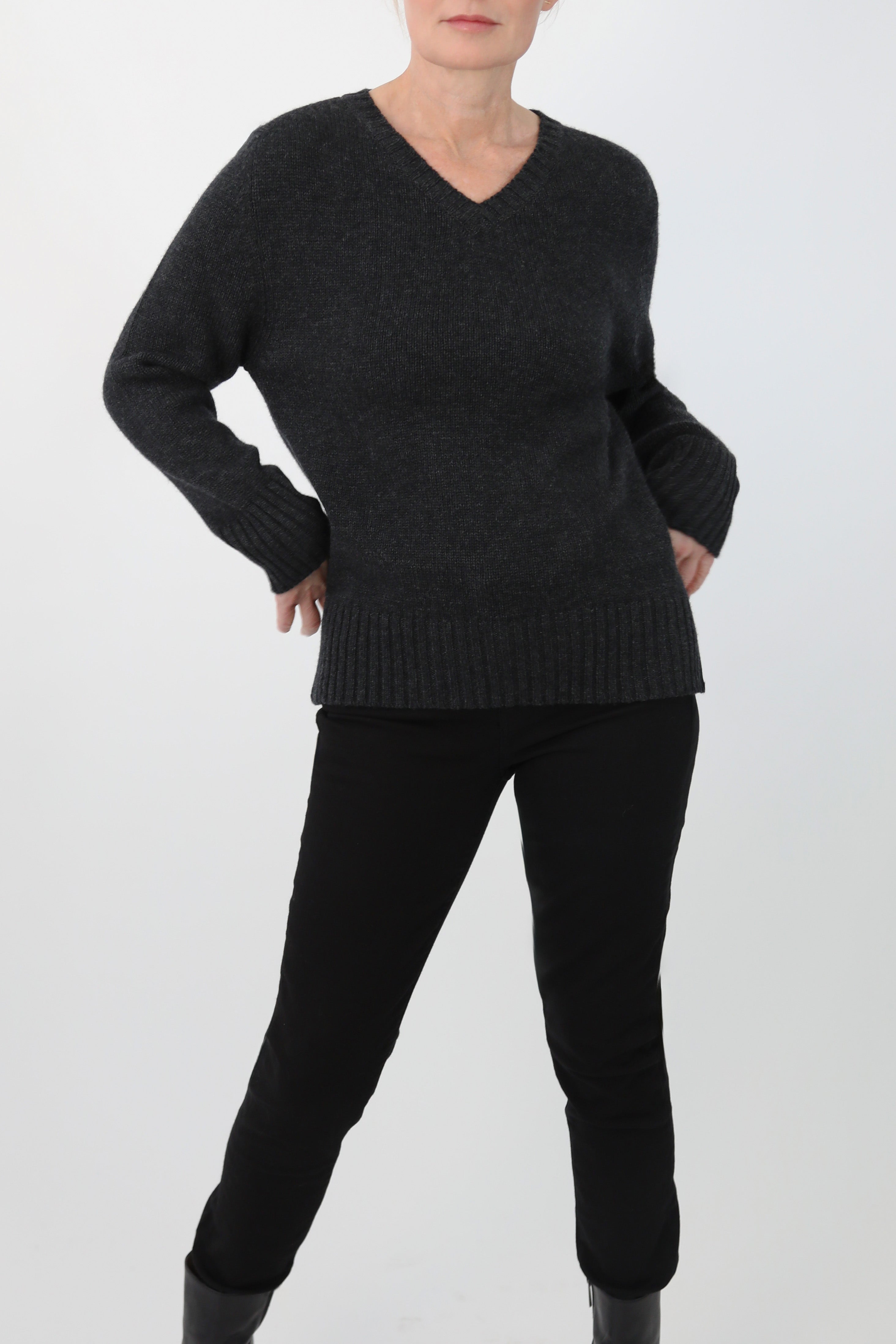 INVERNESS V NECK SWEATER IN CASHMERE MERINO 4 PLY KNIT