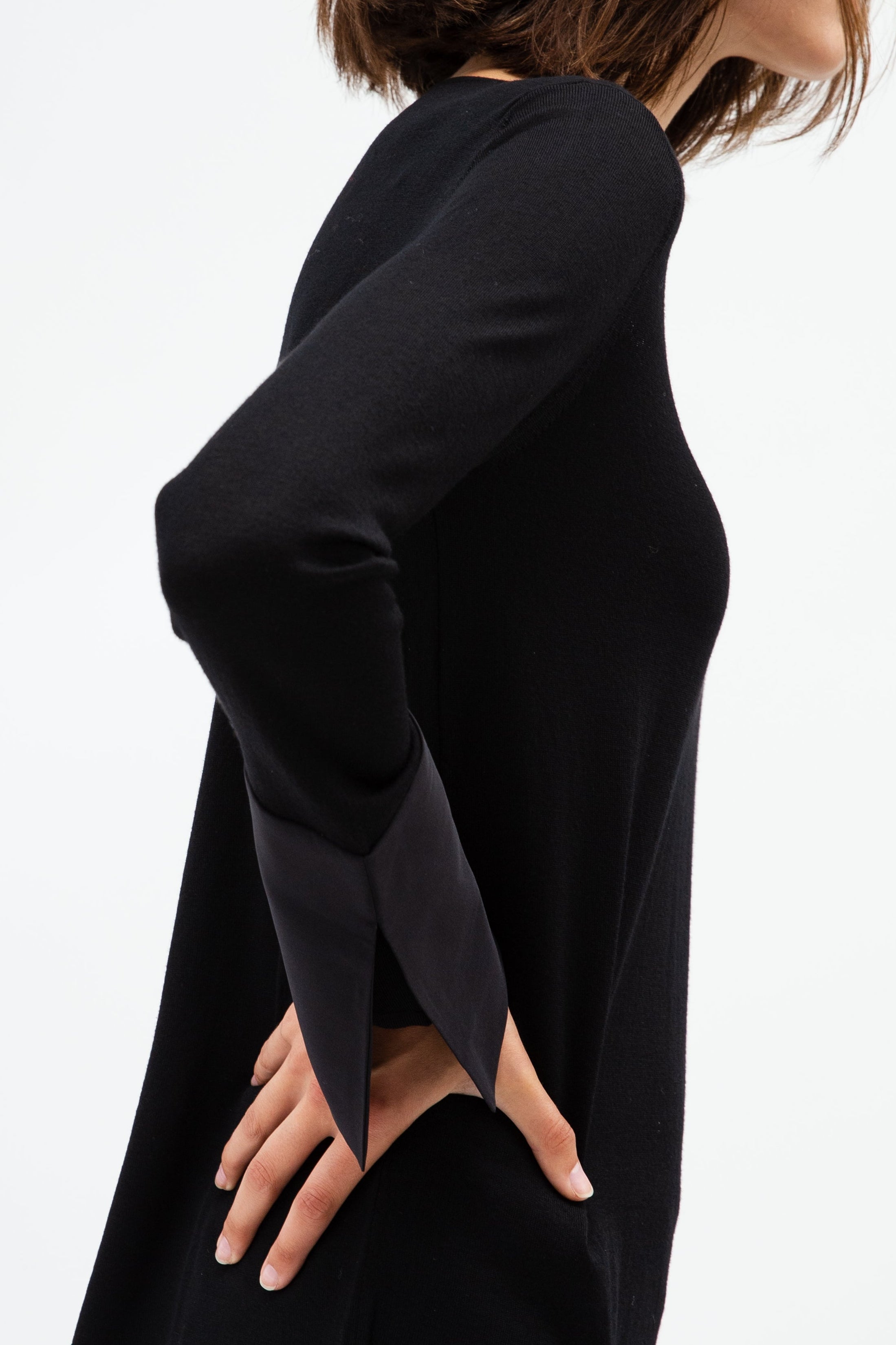 ALIA SOFT V-NECK TOP WITH SILK CUFF DETAIL IN FINE MERINO WOOL