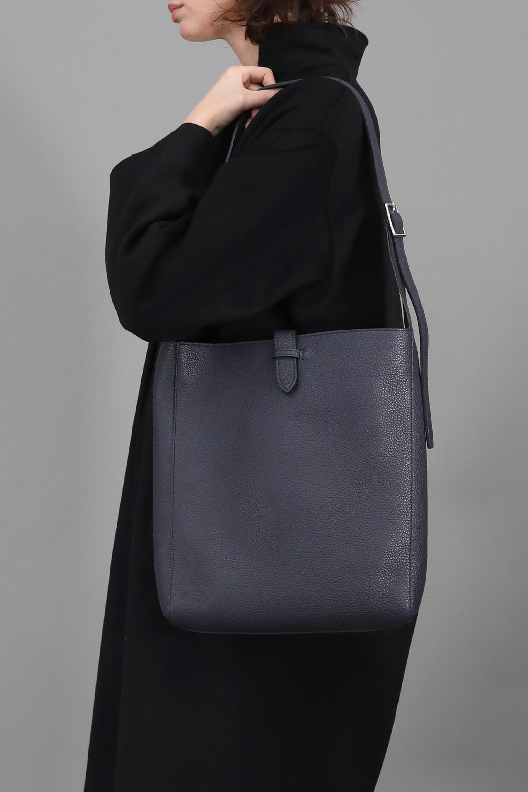 BRIO BUCKLE BAG IN ITALIAN CALFSKIN NAVY