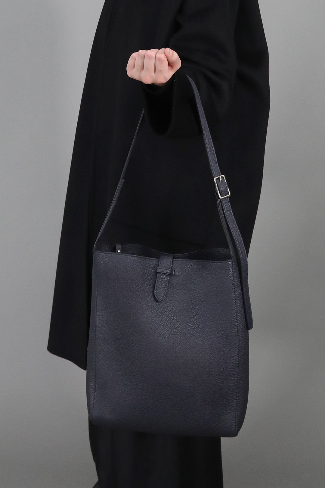 BRIO BUCKLE BAG IN ITALIAN CALFSKIN NAVY