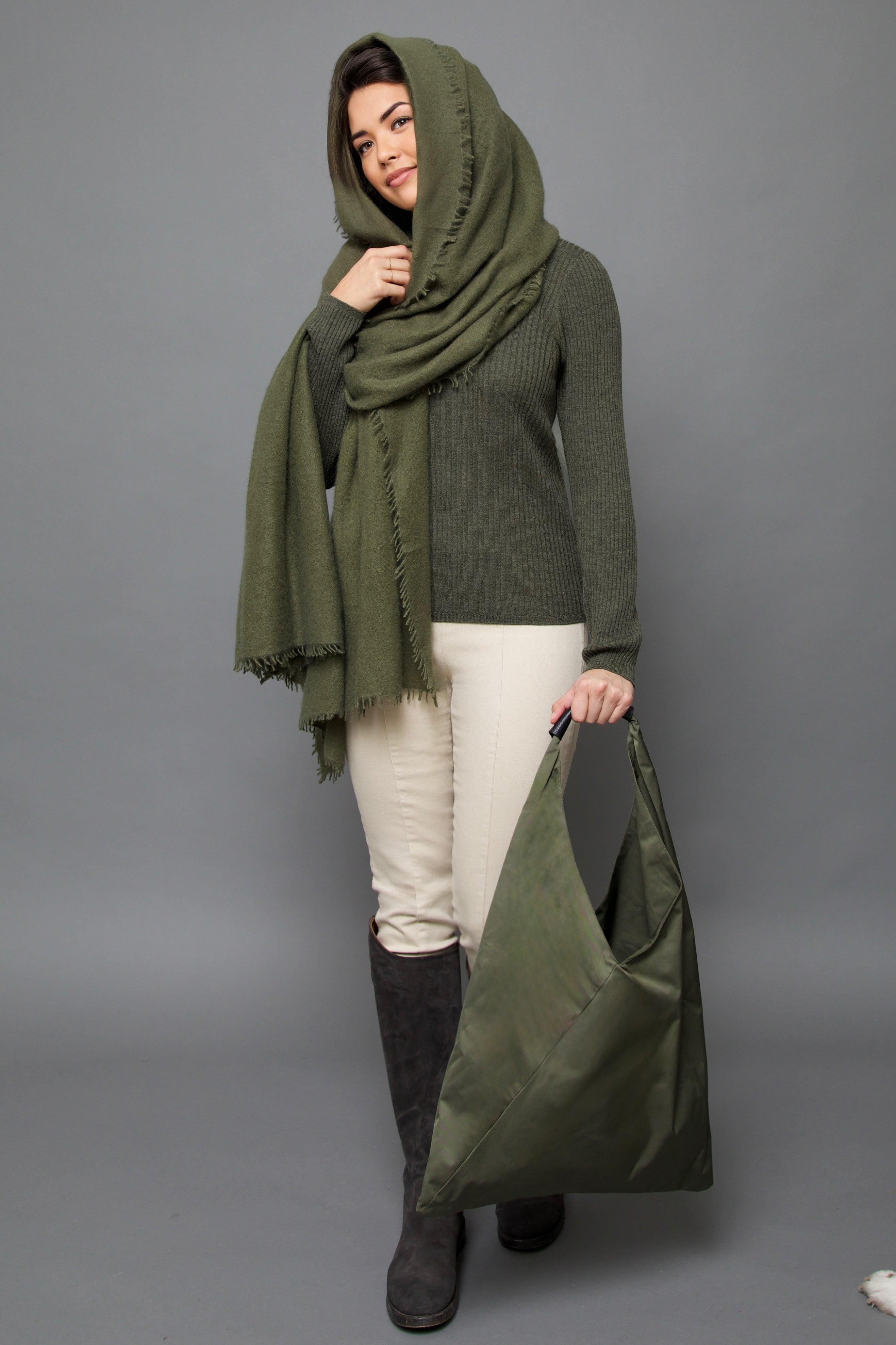 ÉLAN SCARF IN CASHMERE AVOCADO