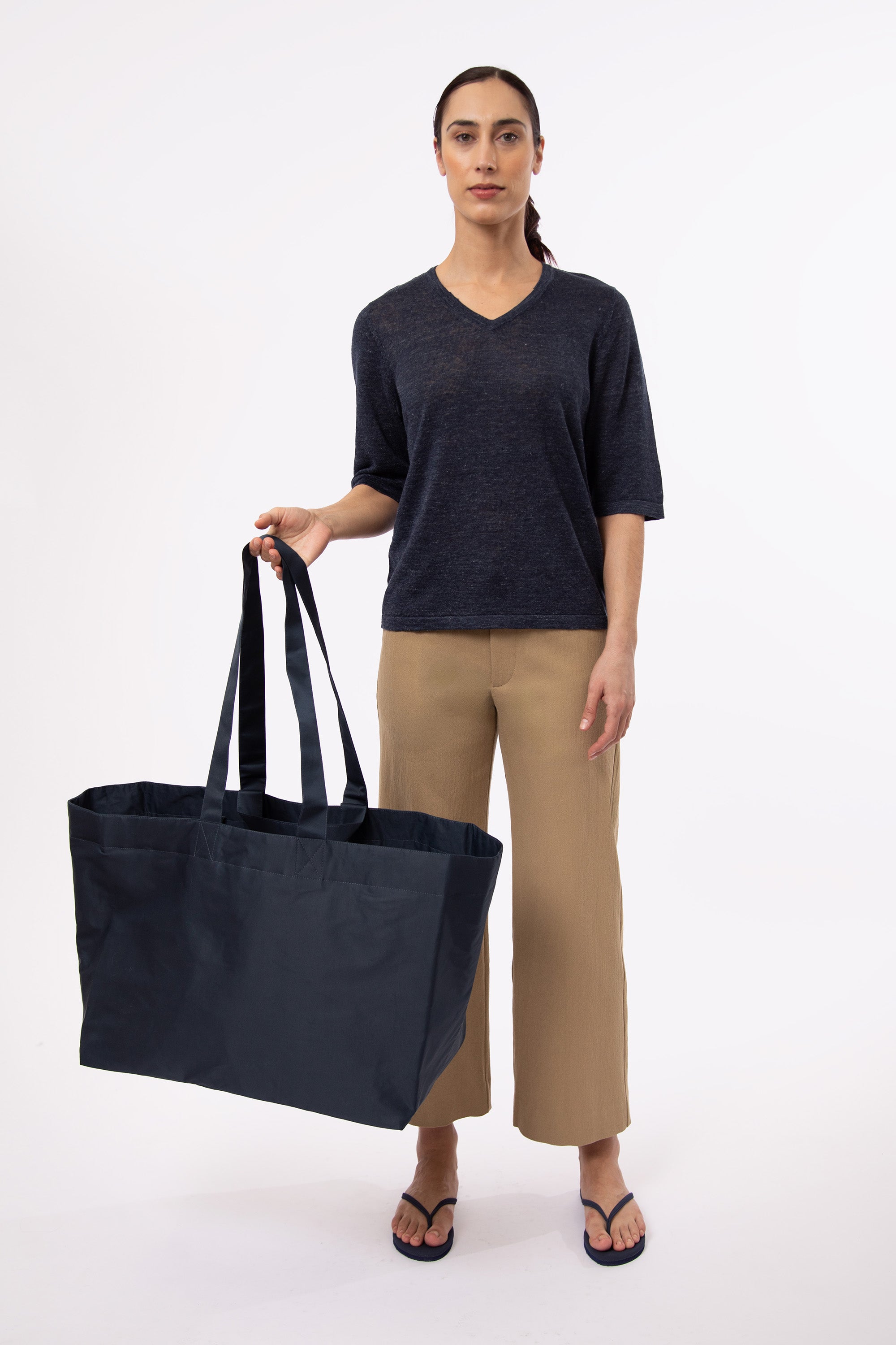 VERO V-NECK IN FINGE GAUGE ITALIAN LINEN KNIT