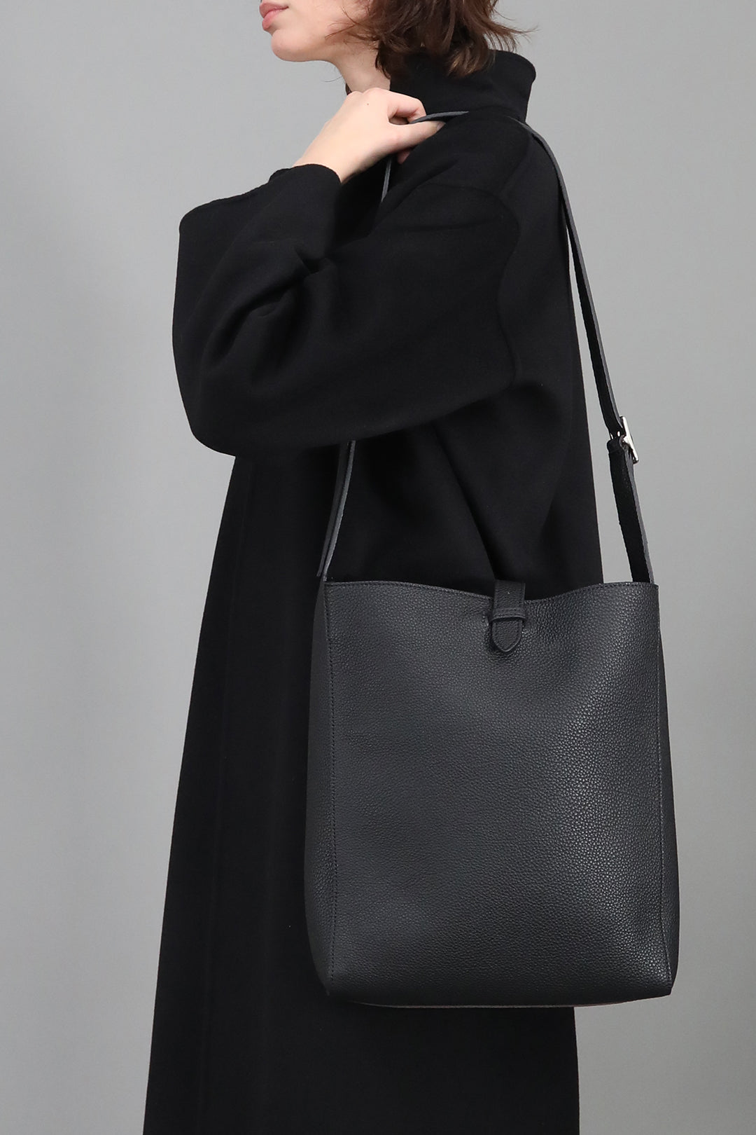 BRIO BUCKLE BAG IN ITALIAN CALFSKIN BLACK