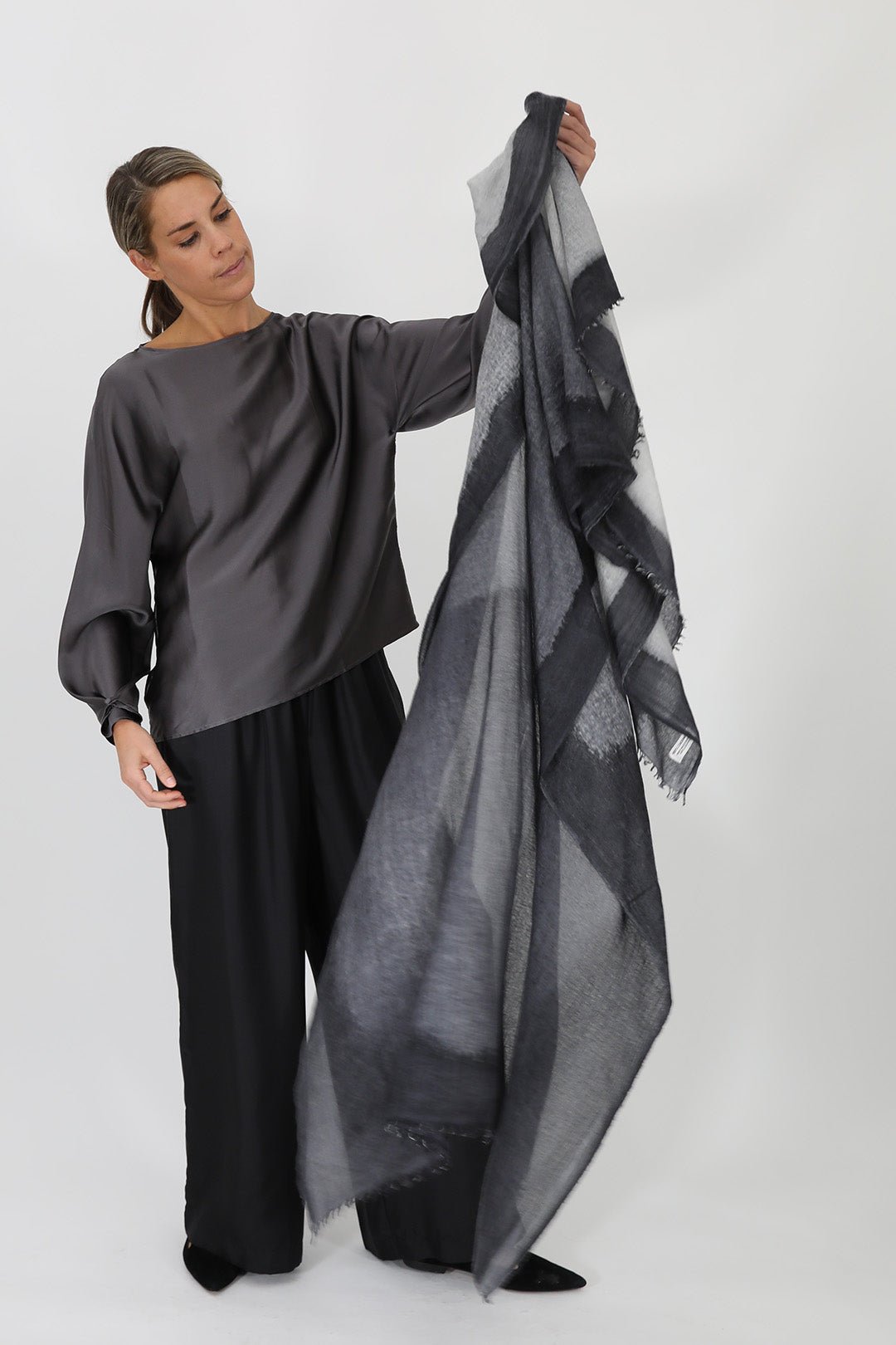 CHARCOAL SCARF IN HAND DYED CASHMERE - Jarbo