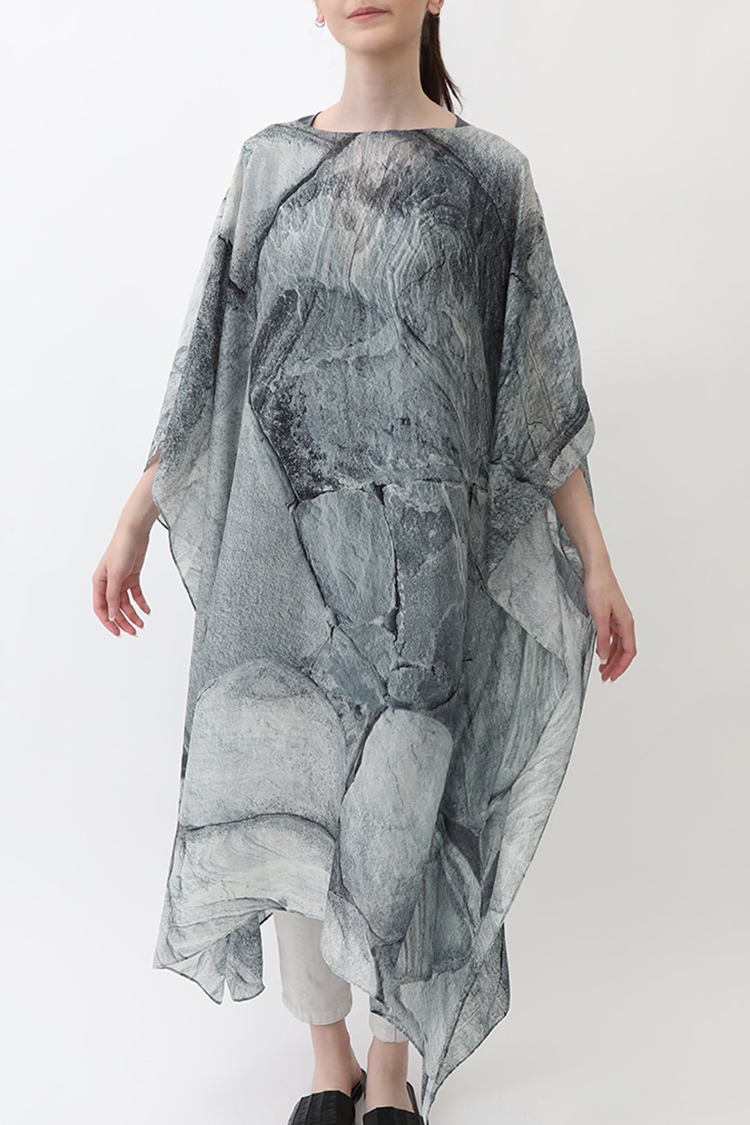 FREYA SILK KAFTAN IN PRINTED ITALIAN SILK VOILE STONEY GREY - Jarbo