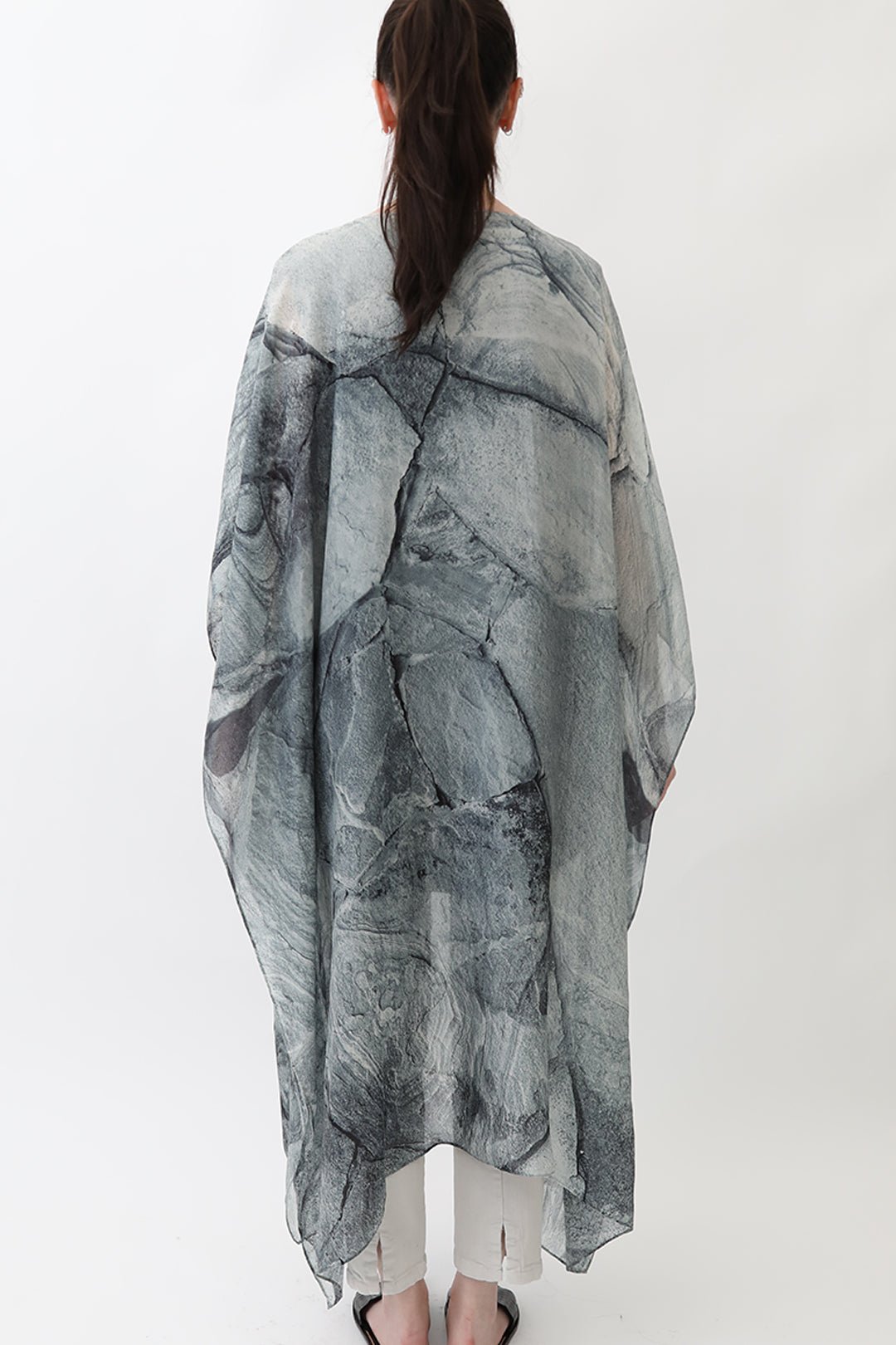 FREYA SILK KAFTAN IN PRINTED ITALIAN SILK VOILE STONEY GREY - Jarbo