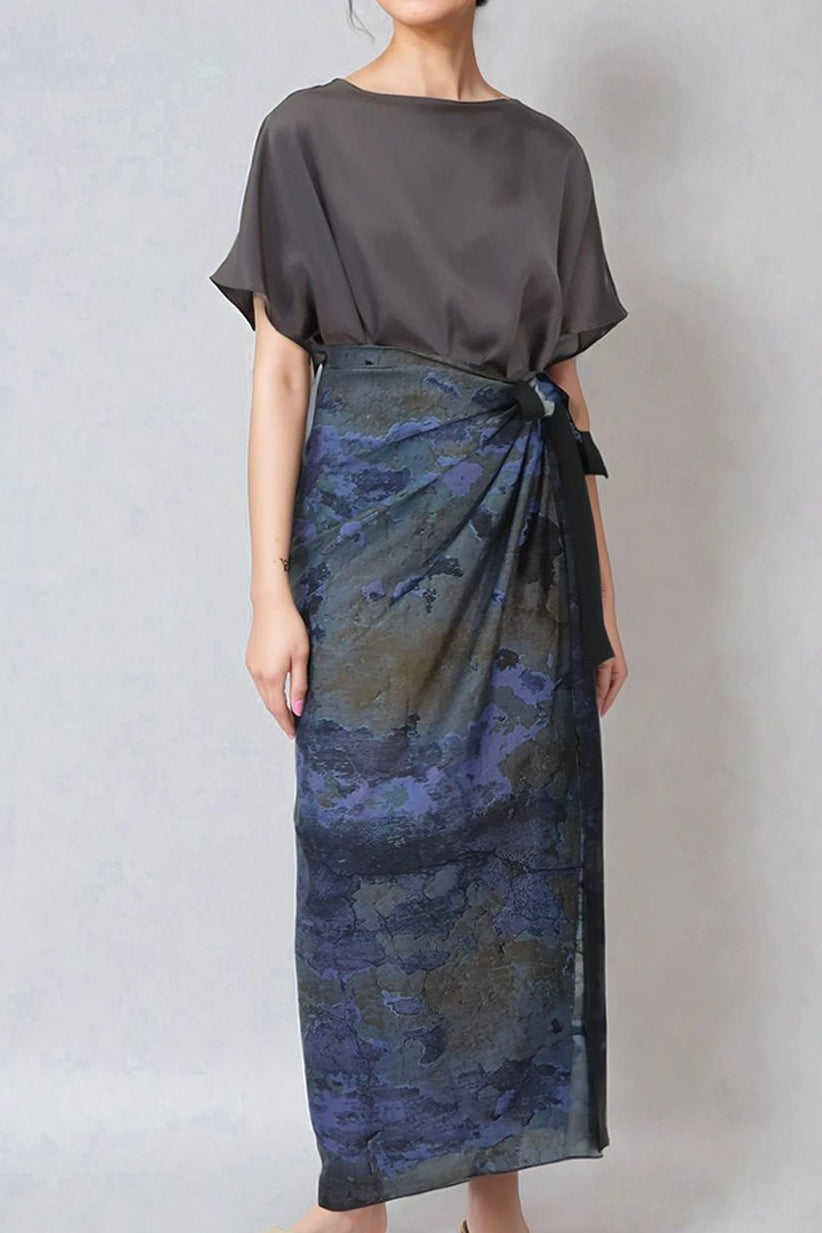 PAREO SKIRT IN HAND - DYED SILK IN WINDOW SILL - Jarbo
