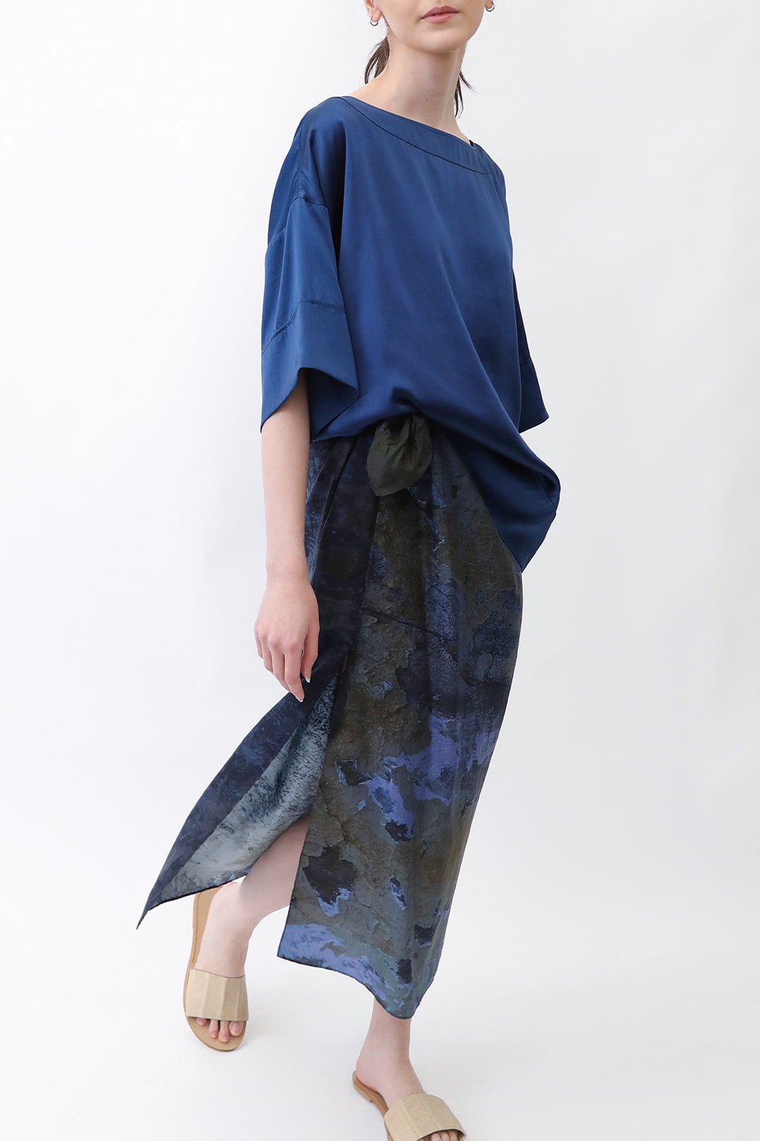 PAREO SKIRT IN HAND - DYED SILK IN WINDOW SILL - Jarbo