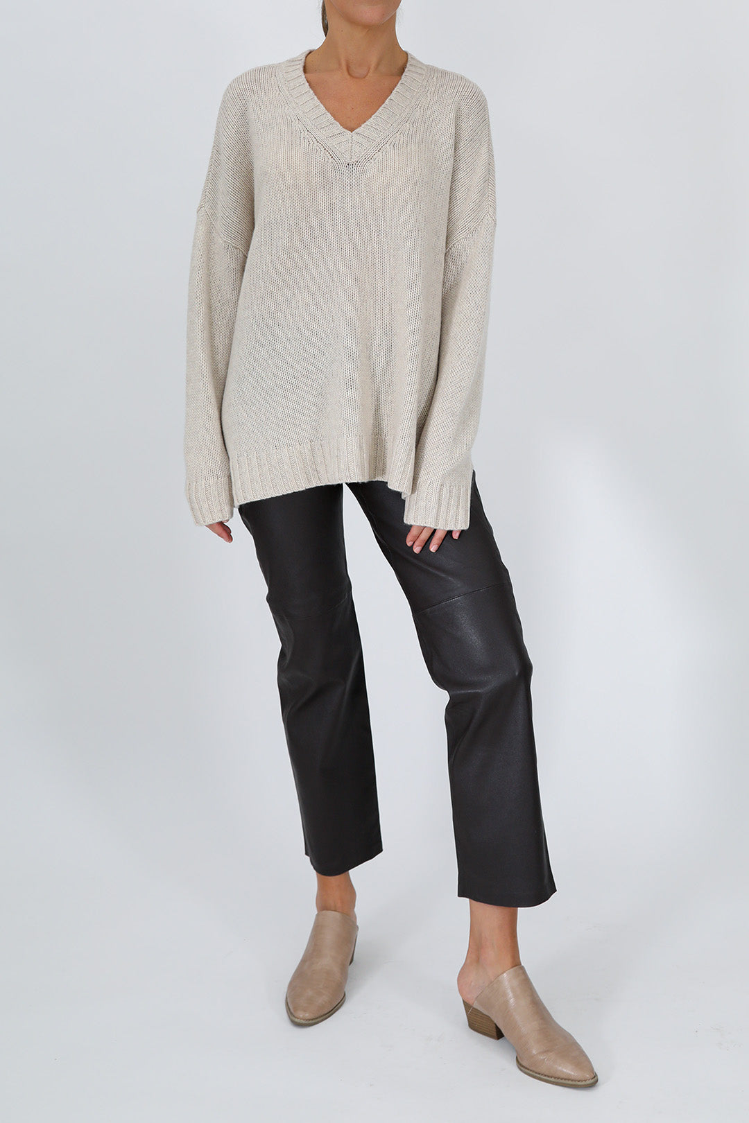 VIENNA V-NECK SWEATER IN CASHMERE BLEND