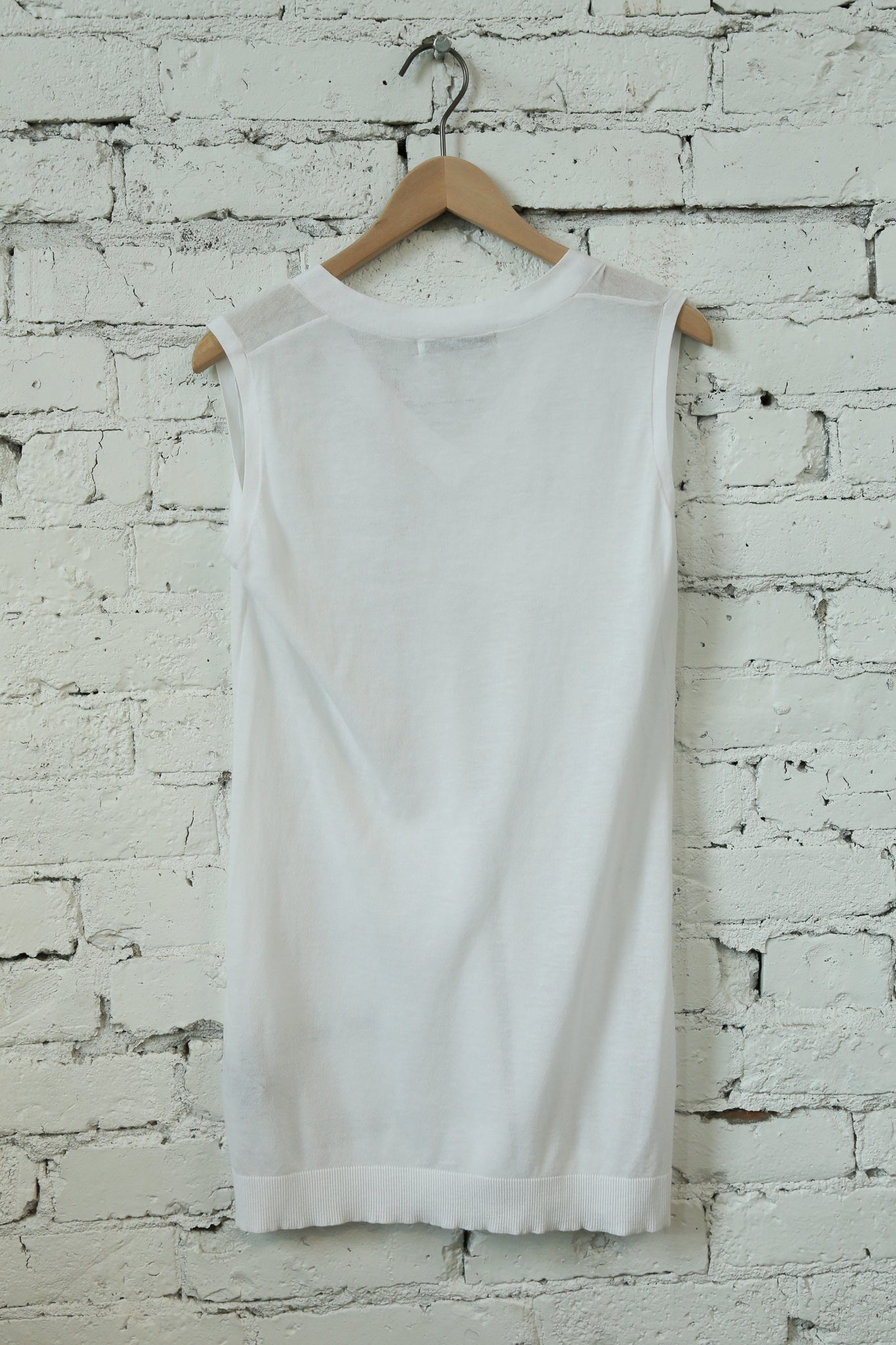 V NECK SLEEVELESS TOP IN FINE GAUGE COTTON