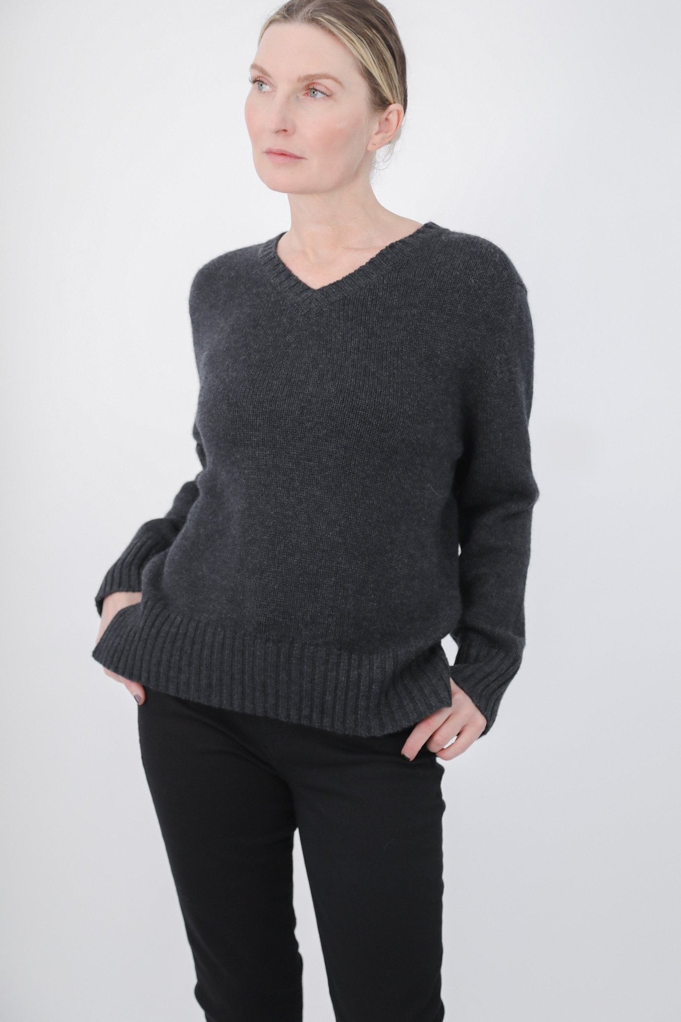 INVERNESS V NECK SWEATER IN CASHMERE MERINO 4 PLY KNIT - Jarbo