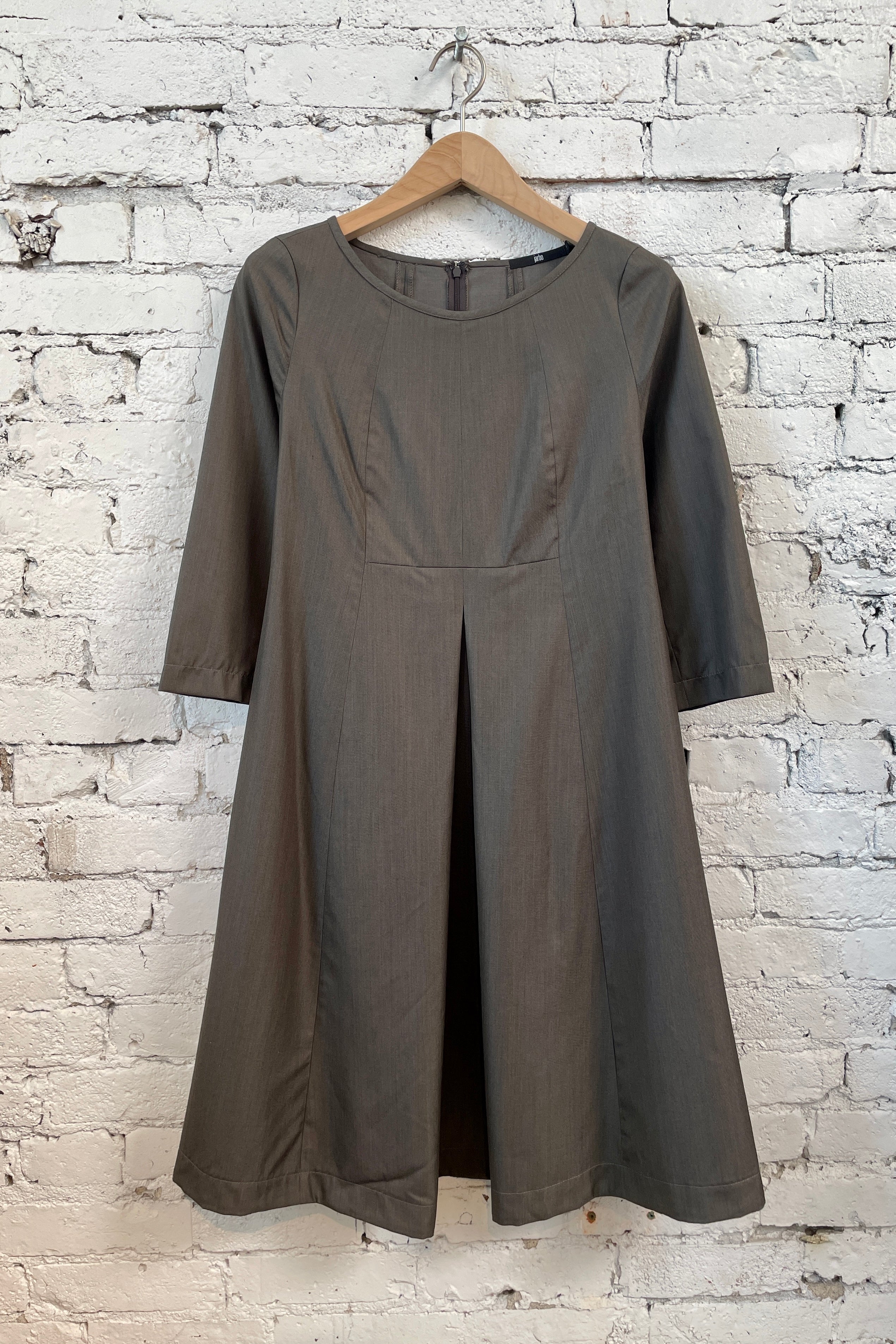 JUSTINA THREE-QUARTER SLEEVE PLEATED DRESS IN ITALIAN WOOL - Jarbo