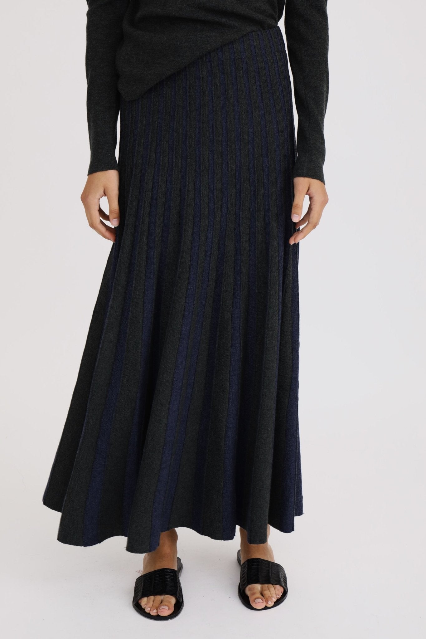 MADISON LONG PLEATED TWO-TONE SKIRT IN FINE MERINO KNIT - Jarbo