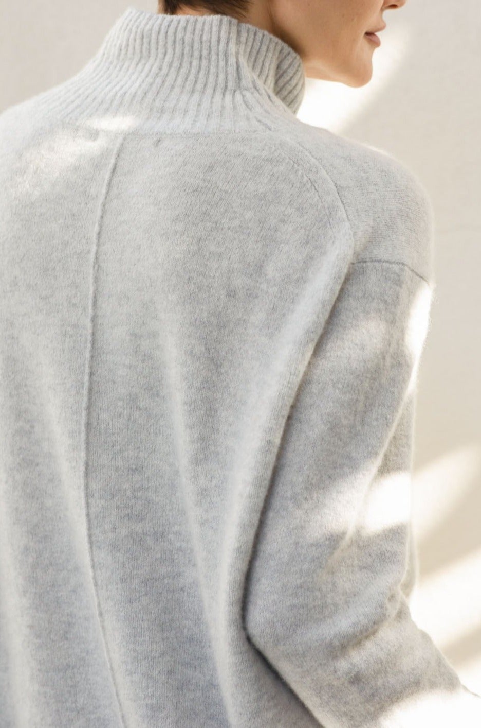 OLYMPIA OVERSIZED TURTLENECK IN CASHMERE MIST LIGHT GREY - Jarbo