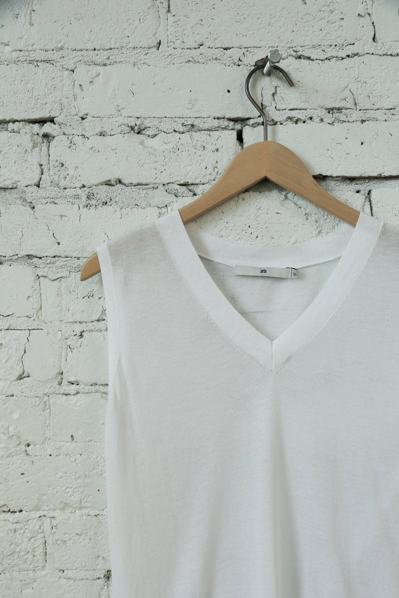 V NECK SLEEVELESS TOP IN FINE GAUGE COTTON - Jarbo
